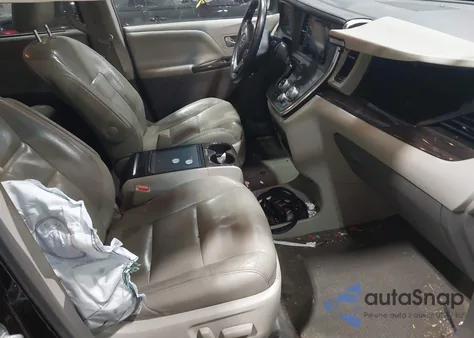 2015 Toyota Sienna Xle Premium 8 Passenger z USA, uszkodzony, nr VIN 5TDYK3DC8FS632978